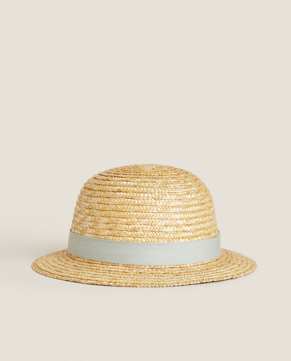 قبعة بشريط