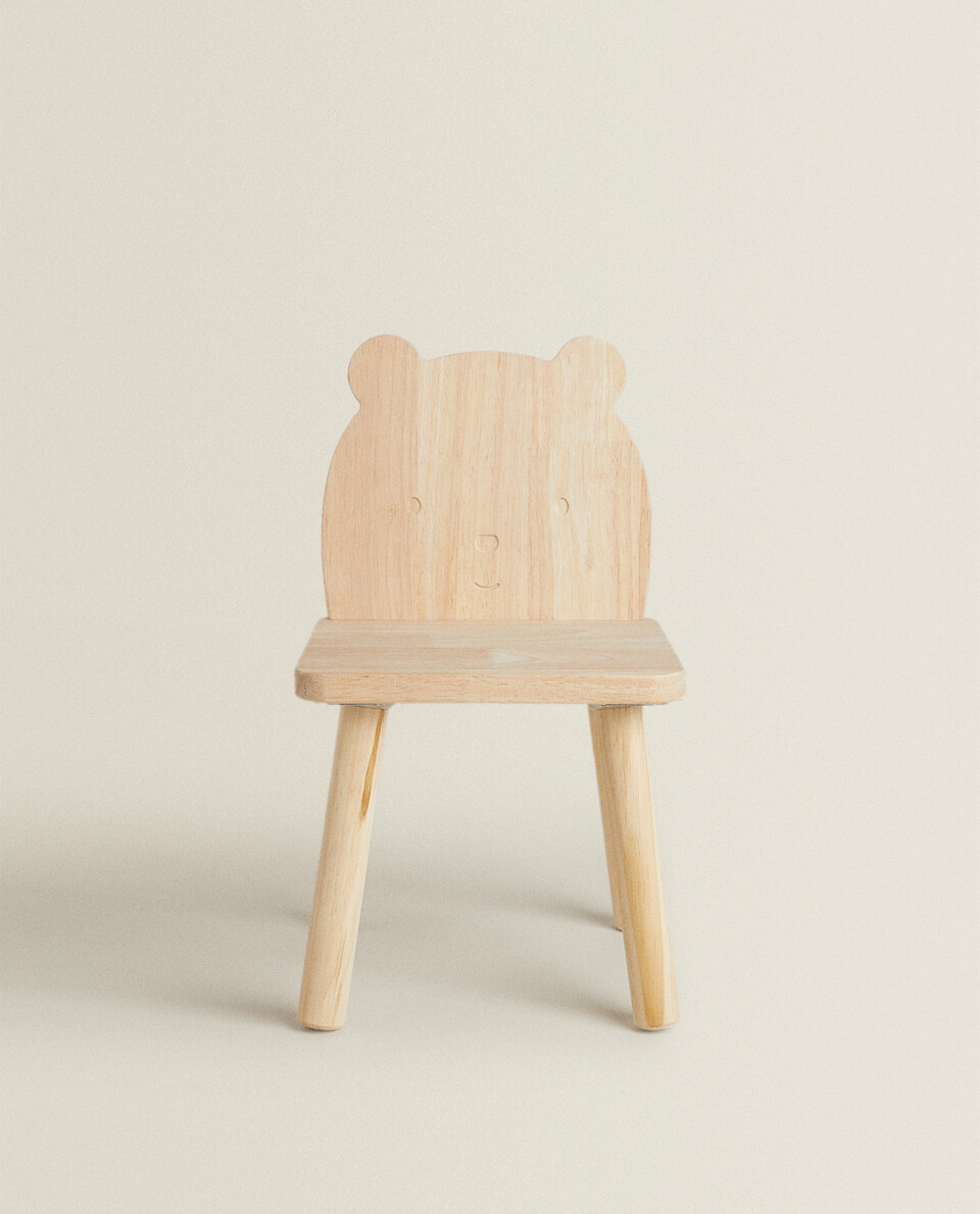 كرسي خشبي مزين بدب