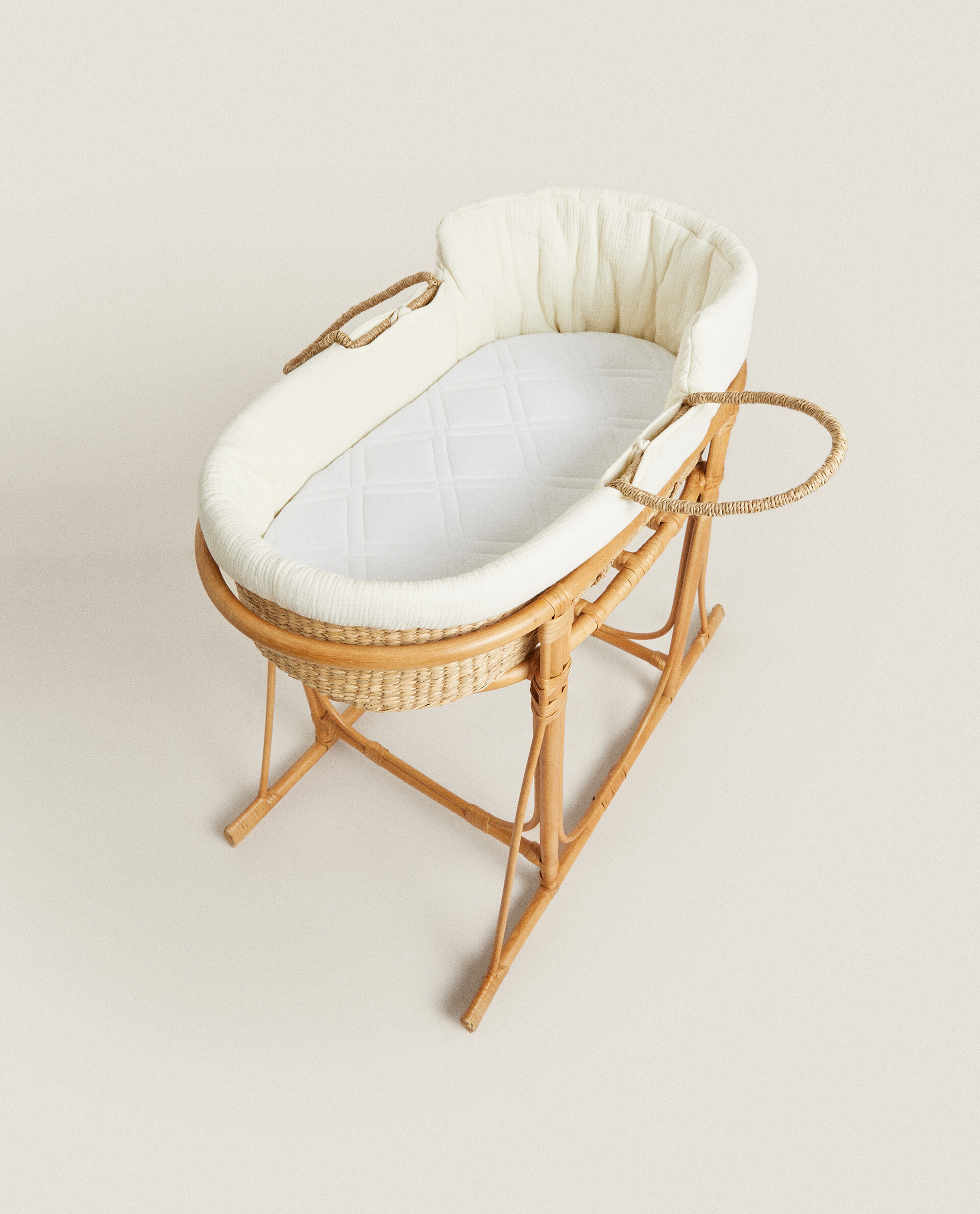 moses basket and chair