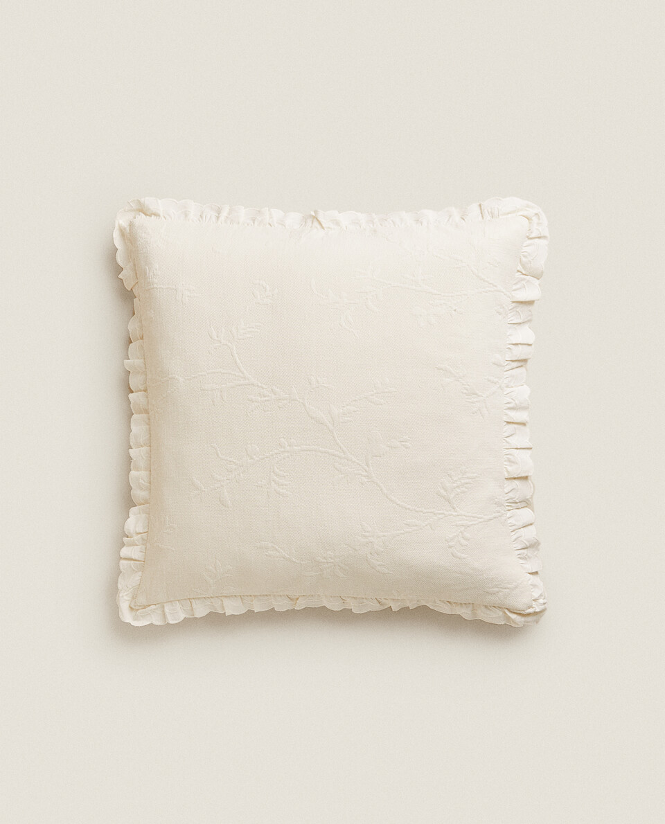 THROW PILLOW WITH RUFFLED TRIMS