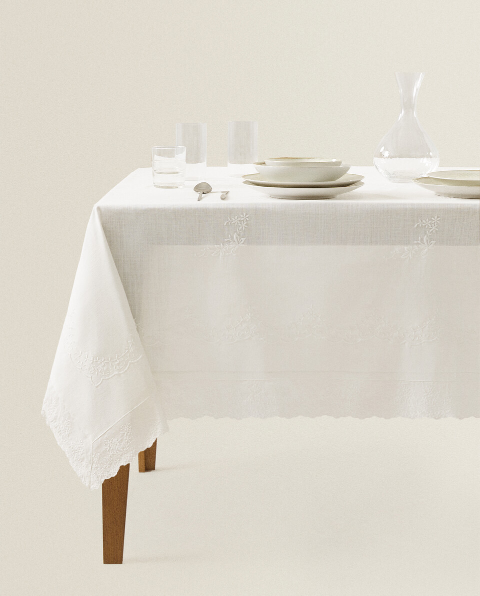 EMBROIDERED TABLECLOTH WITH LACE TRIM