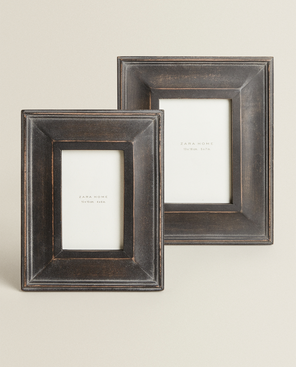 FRAME WITH WIDE MOULDING
