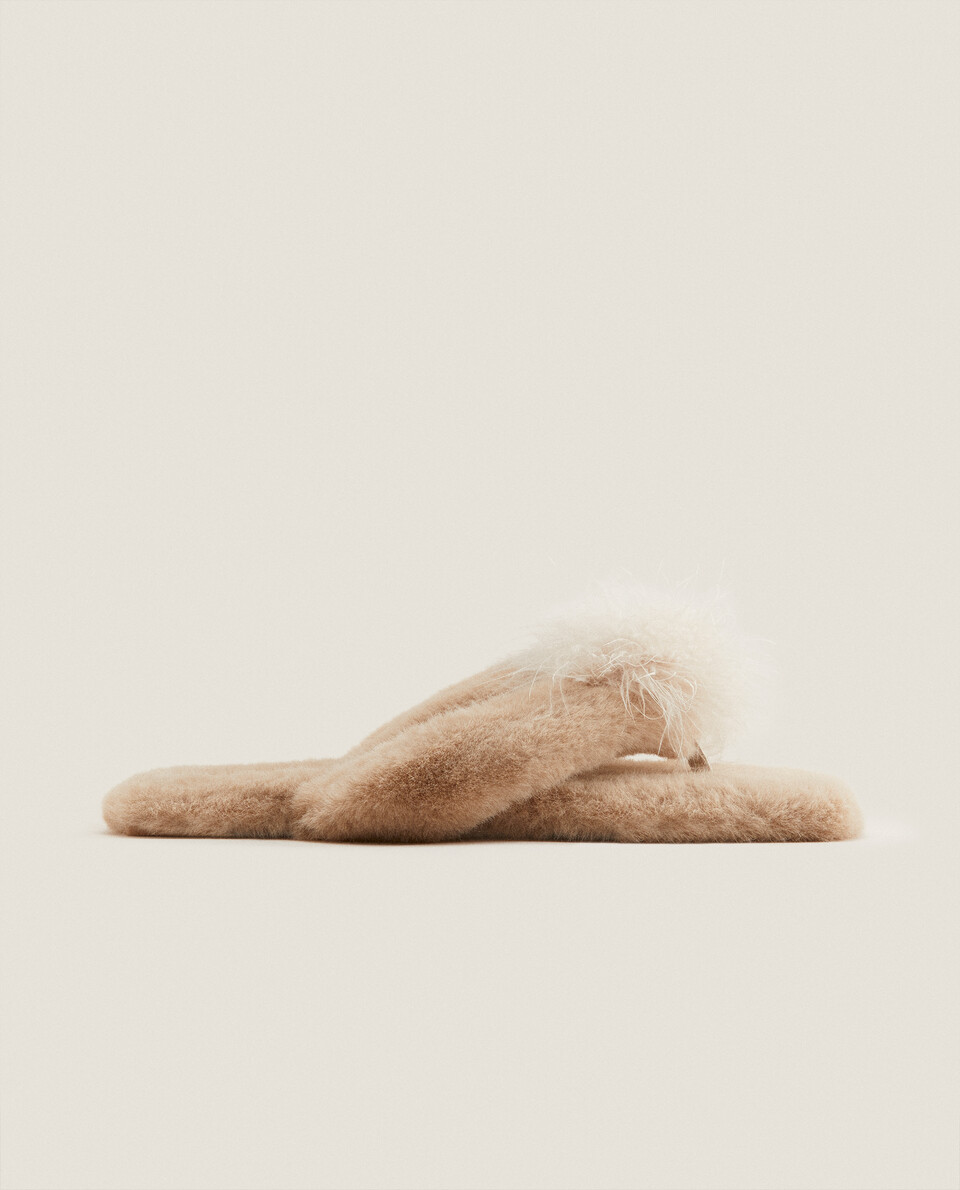 Sandali in pelliccia sintetica con piume