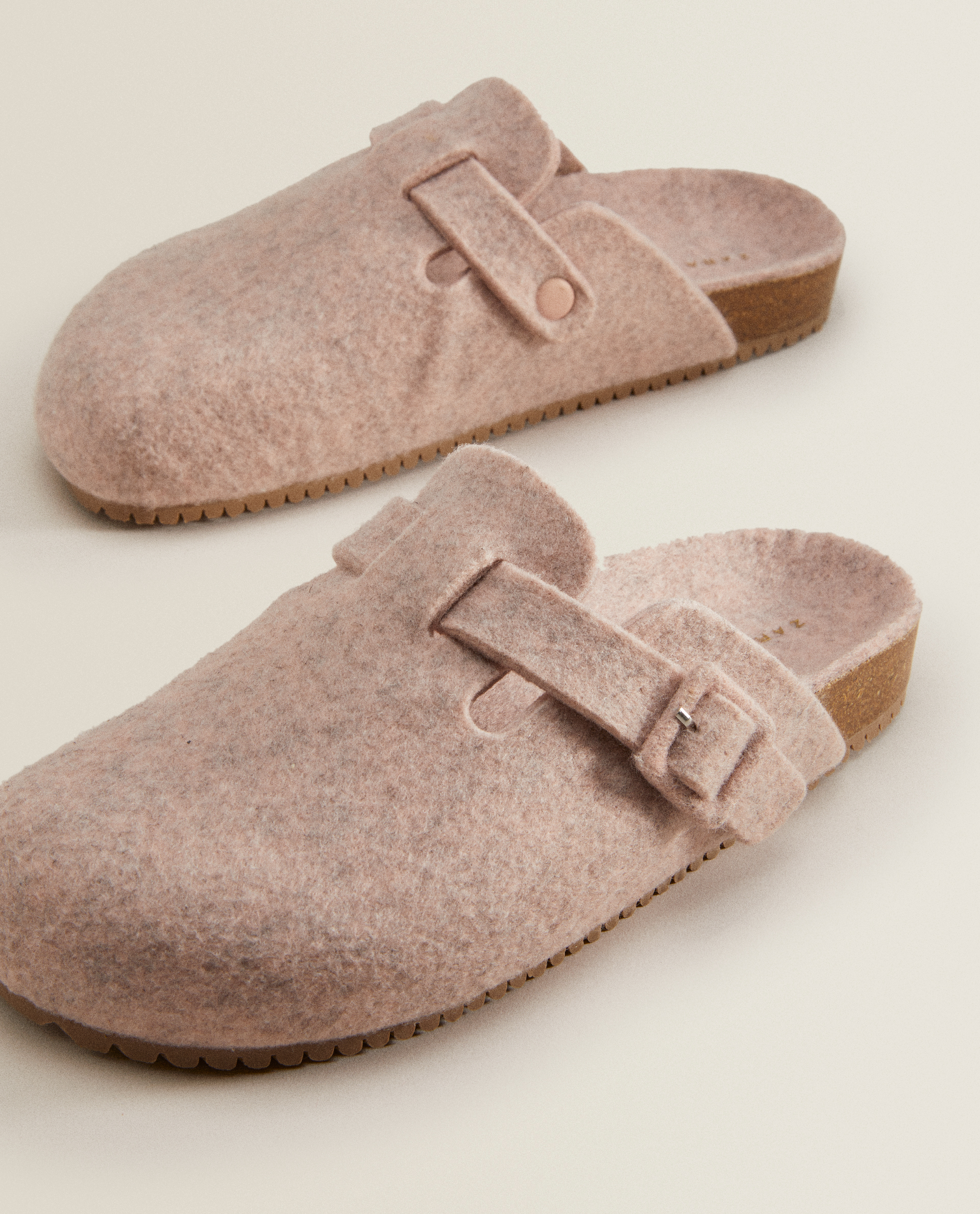 Zueco fieltro hebilla - Mujer - CALZADO - ROPA \u0026 CALZADO | Zara Home España  – Canarias