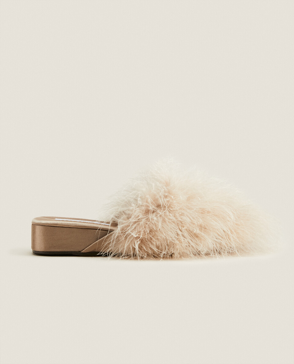 Wedge slippers with feathers