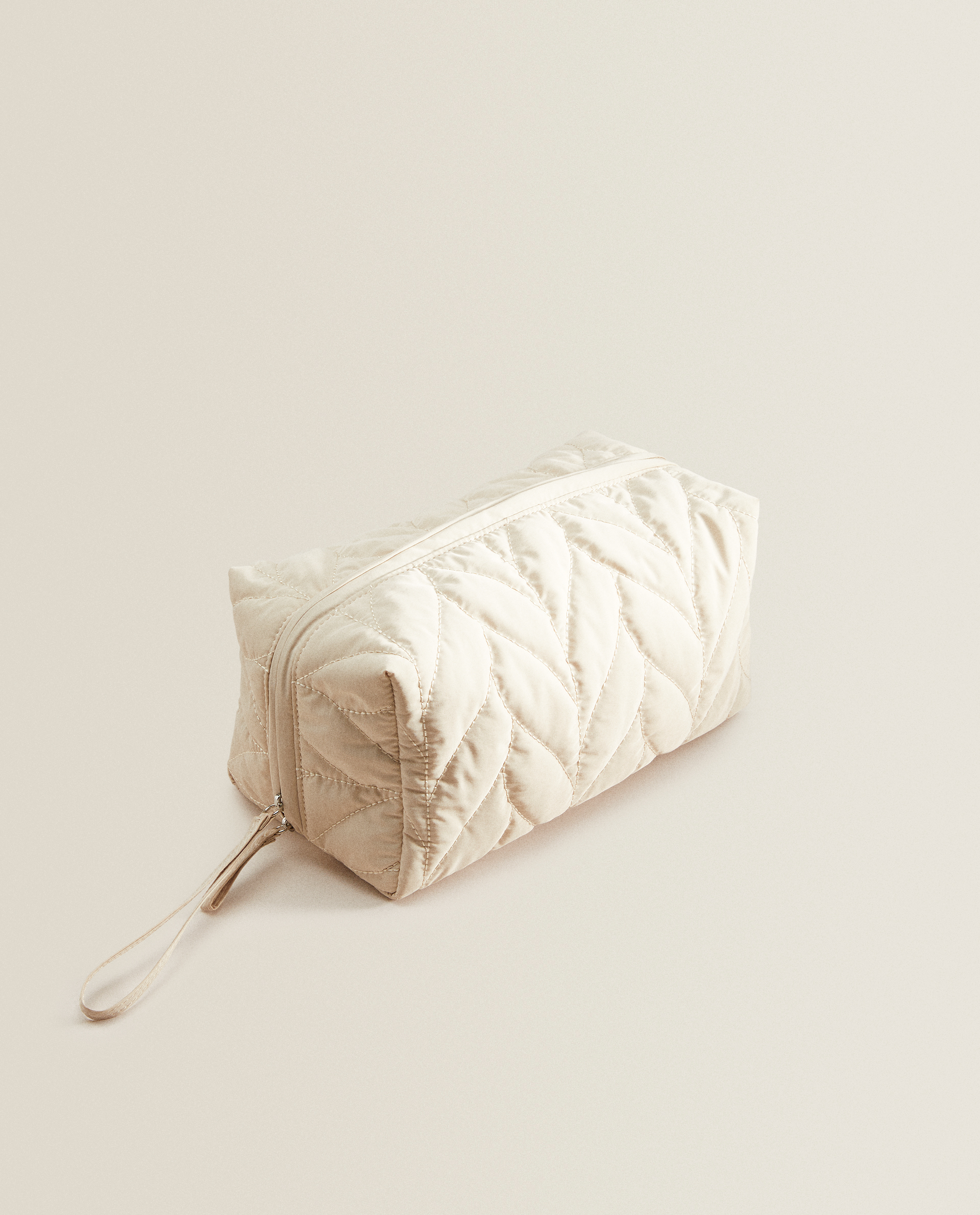 Neceser acolchado tejido técnico - BOLSOS Y NECESERES - ROPA \u0026 CALZADO | Zara  Home República Dominicana