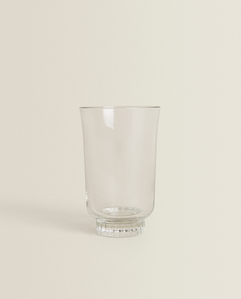 SOFT DRINK TUMBLER WITH ELEVATED BASE