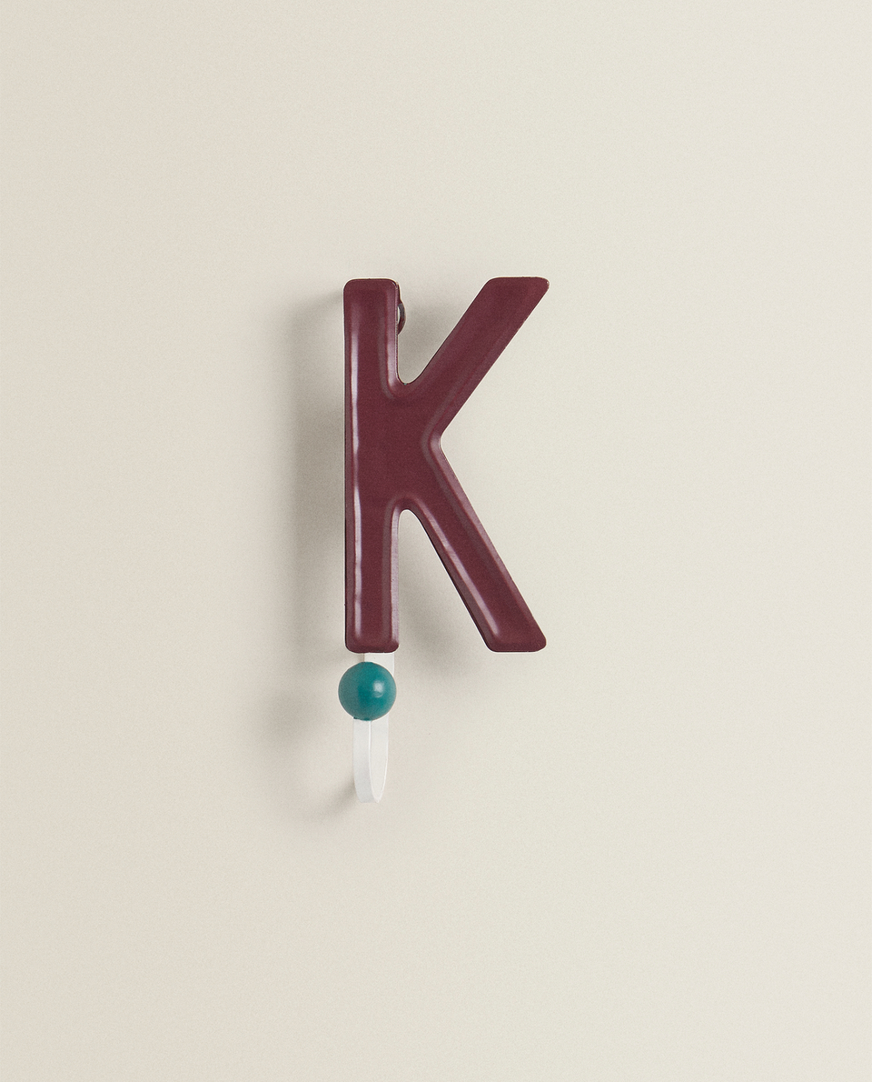 علّاقة معدنية حرف K
