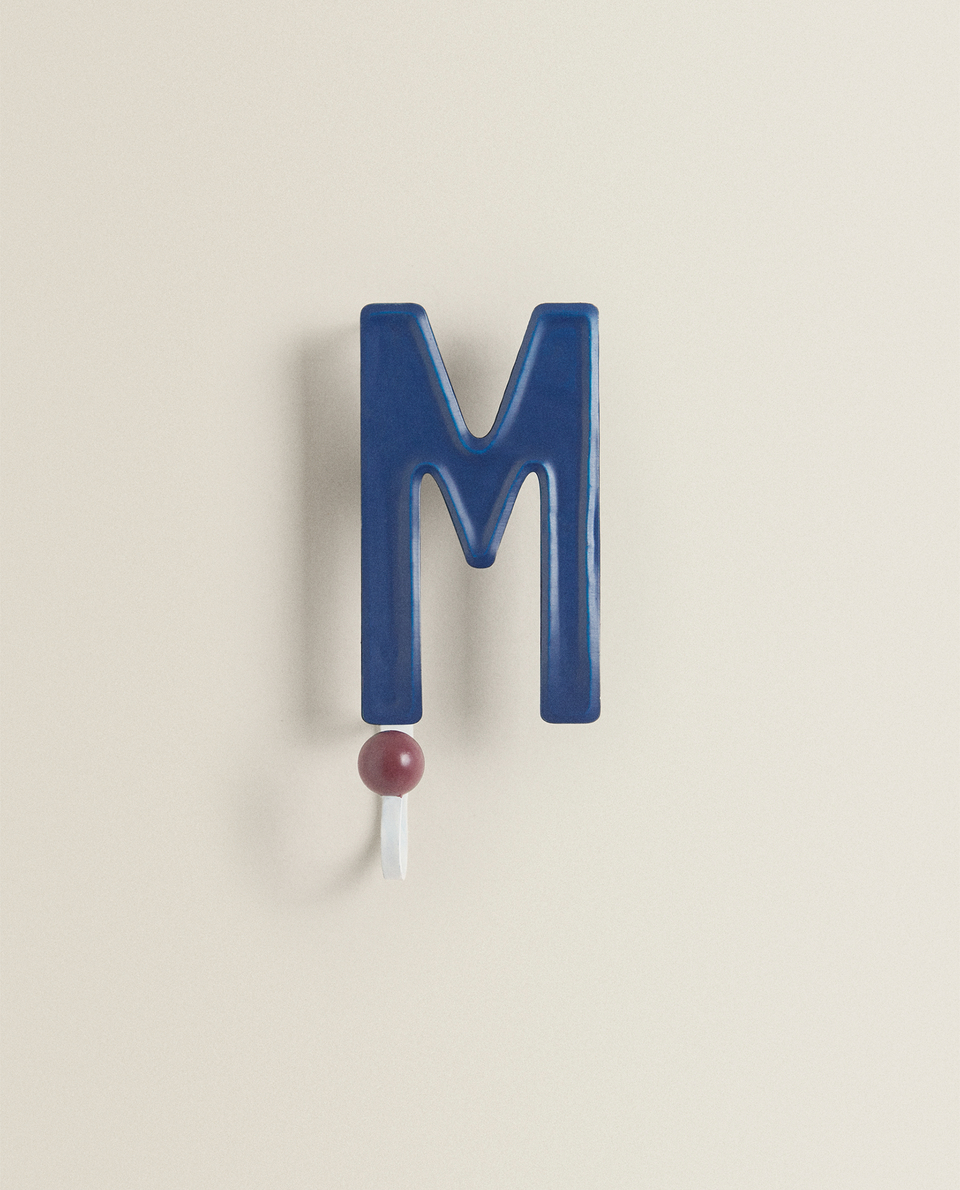 علّاقة معدنية حرف M