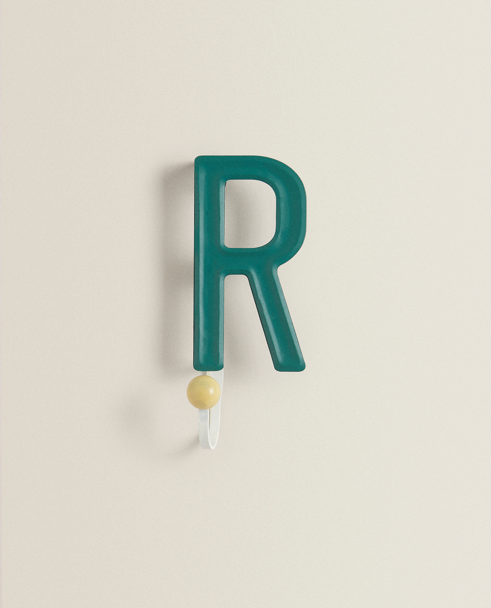 علّاقة معدنية حرف R
