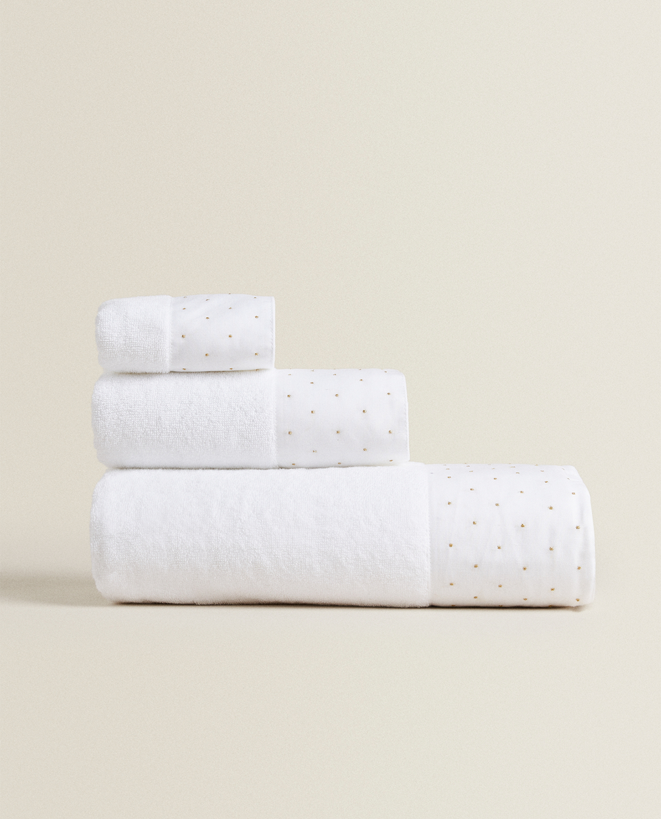 TOWEL WITH EMBROIDERED APPLIQUÉ DOTS
