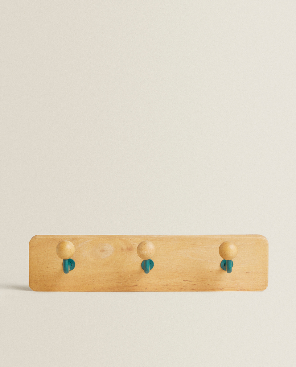 WALL HANGER WITH WOODEN KNOBS