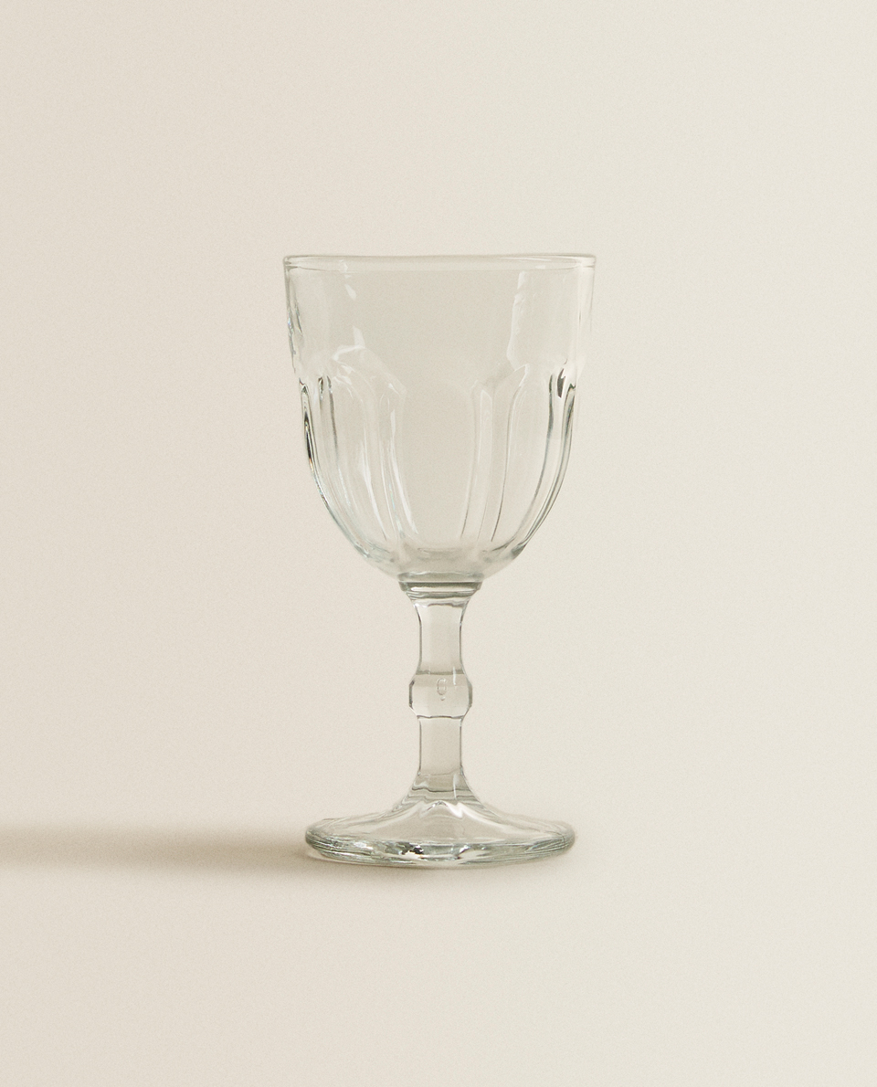 كأس ماء زجاجية شفافة