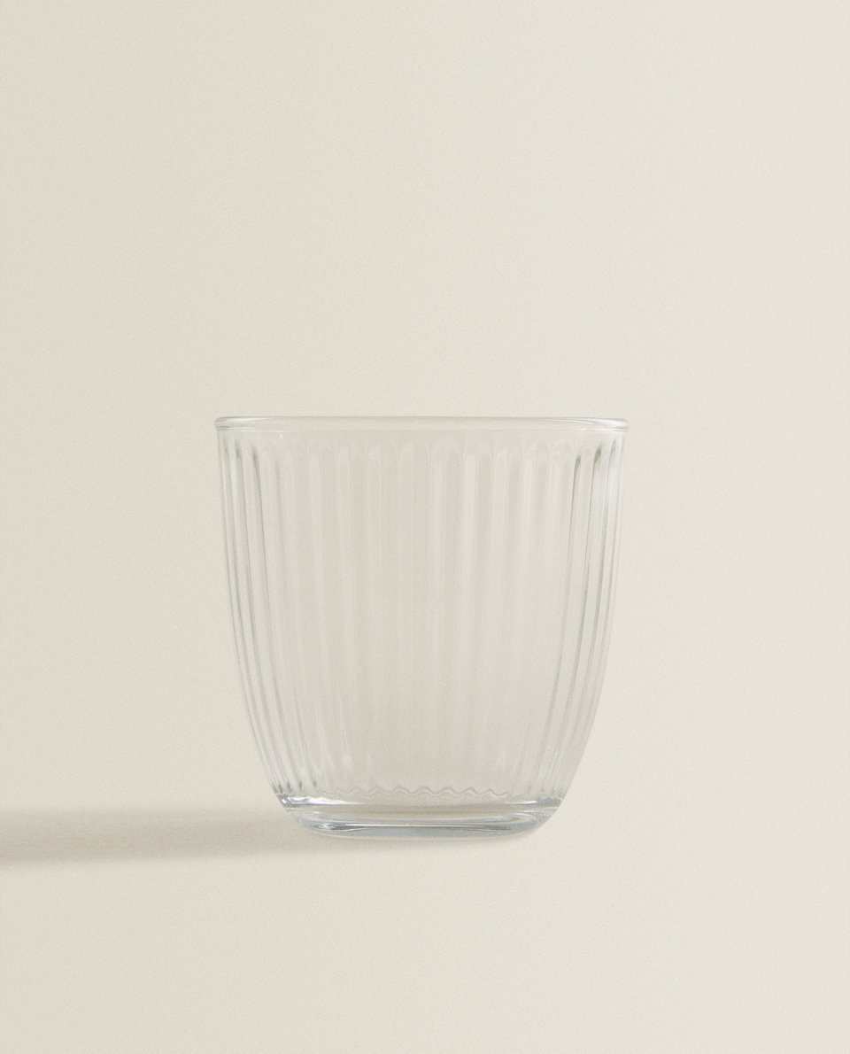 كأس من الزجاج بتصميم مخطط