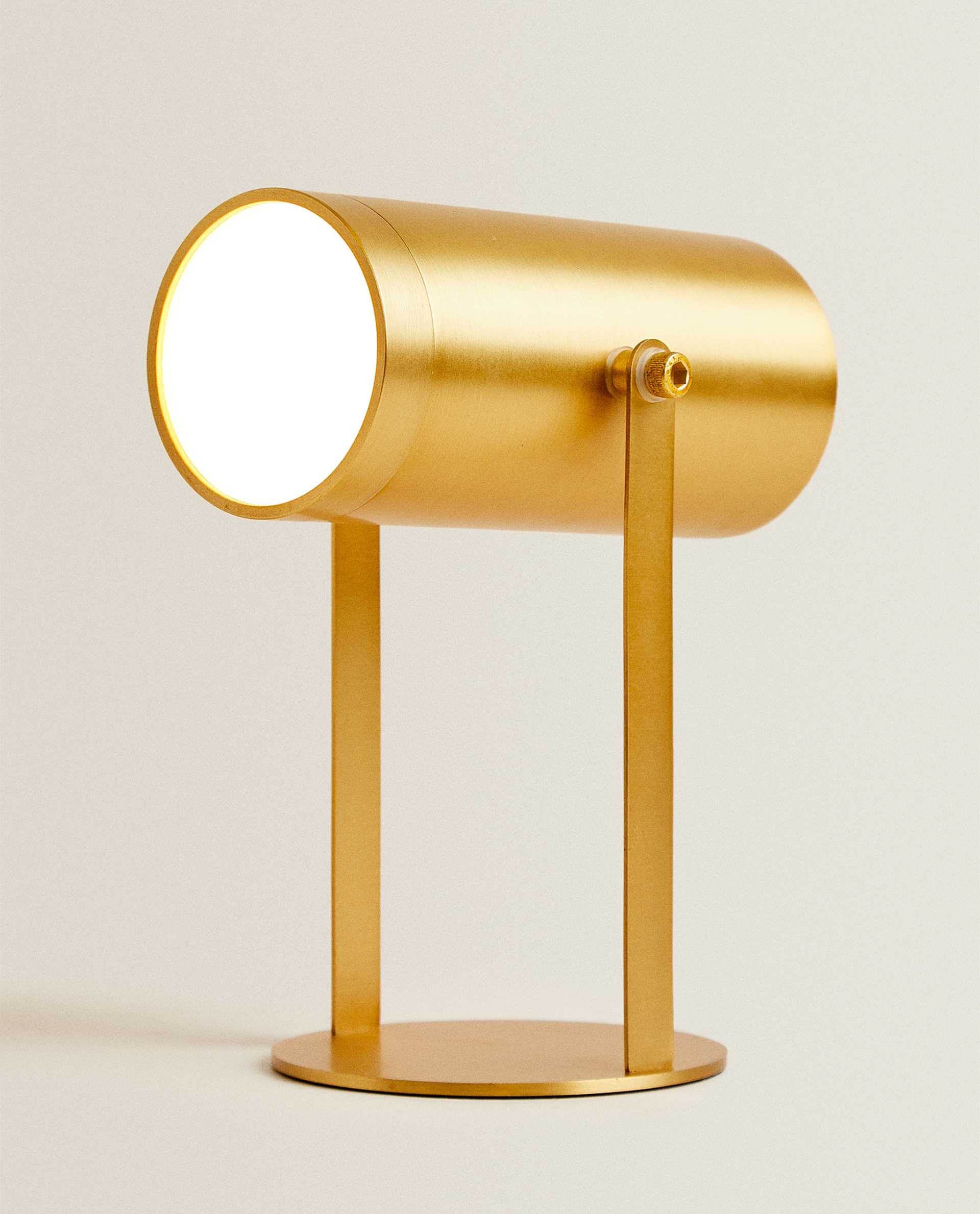 spotlight round cushion