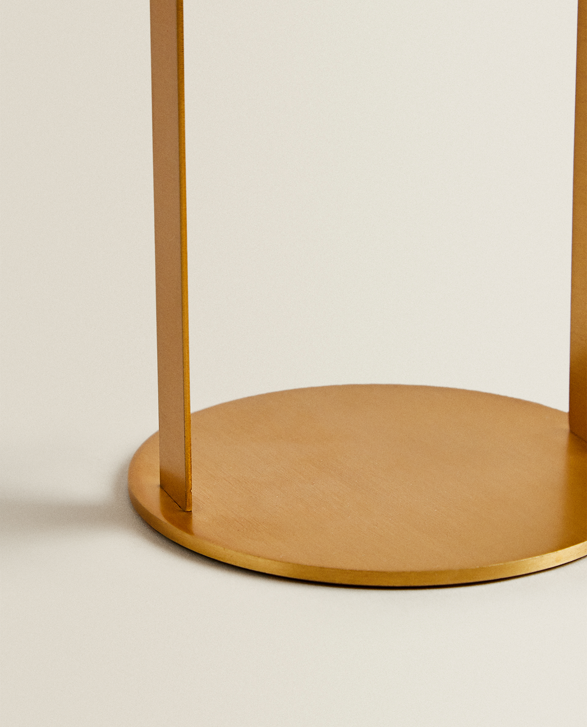 spotlight round cushion