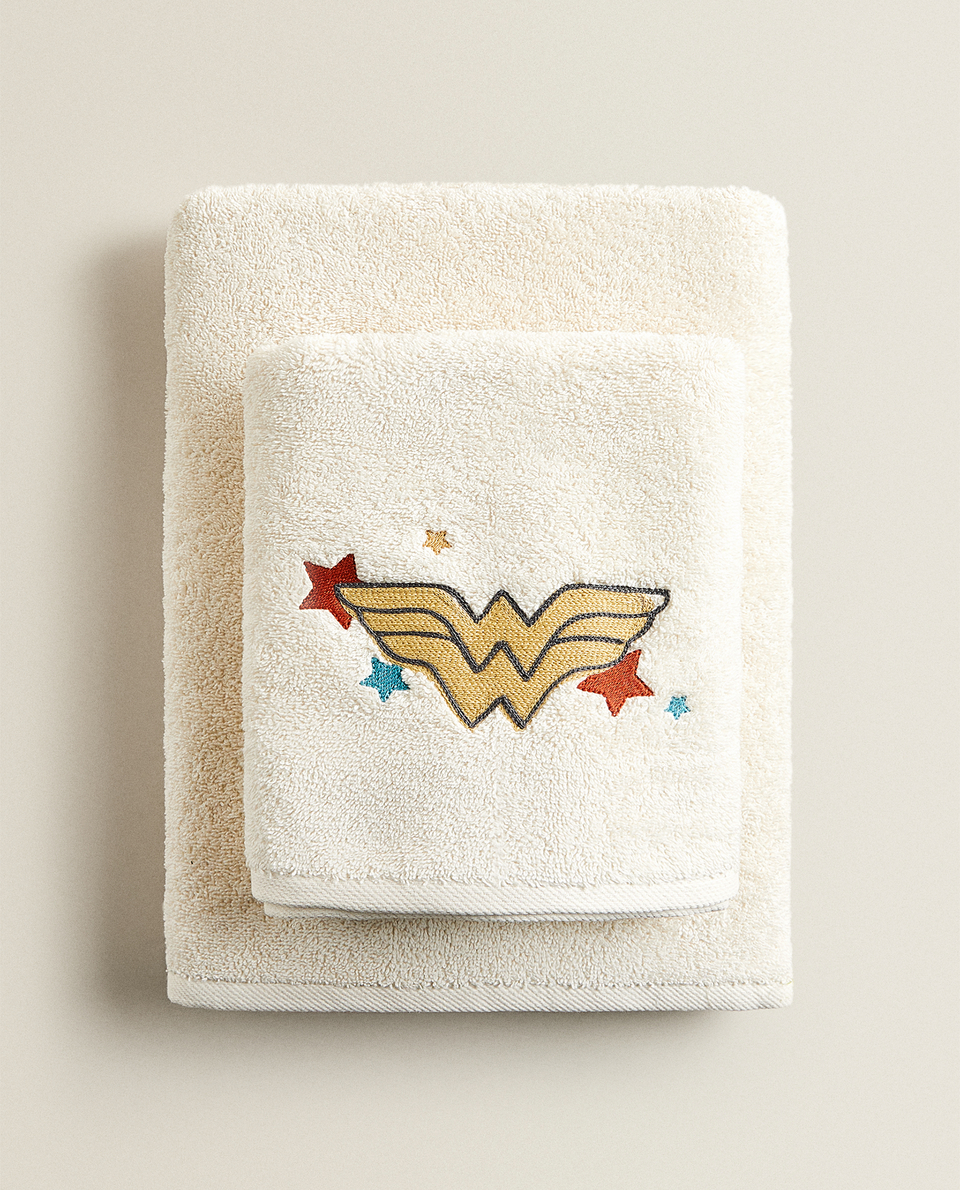 WONDER WOMAN EMBROIDERED TOWEL