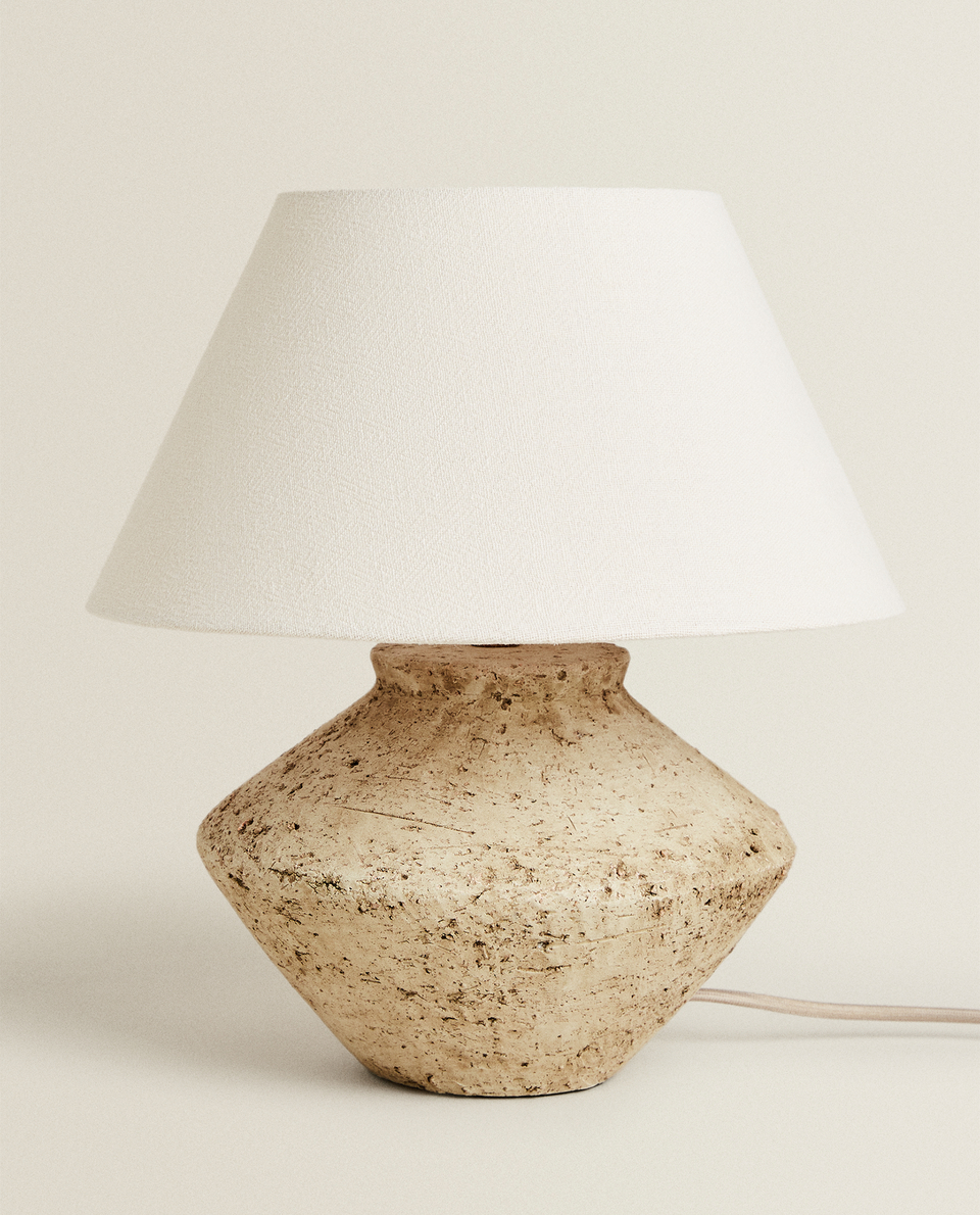 LAMP WITH STONE-EFFECT BASE