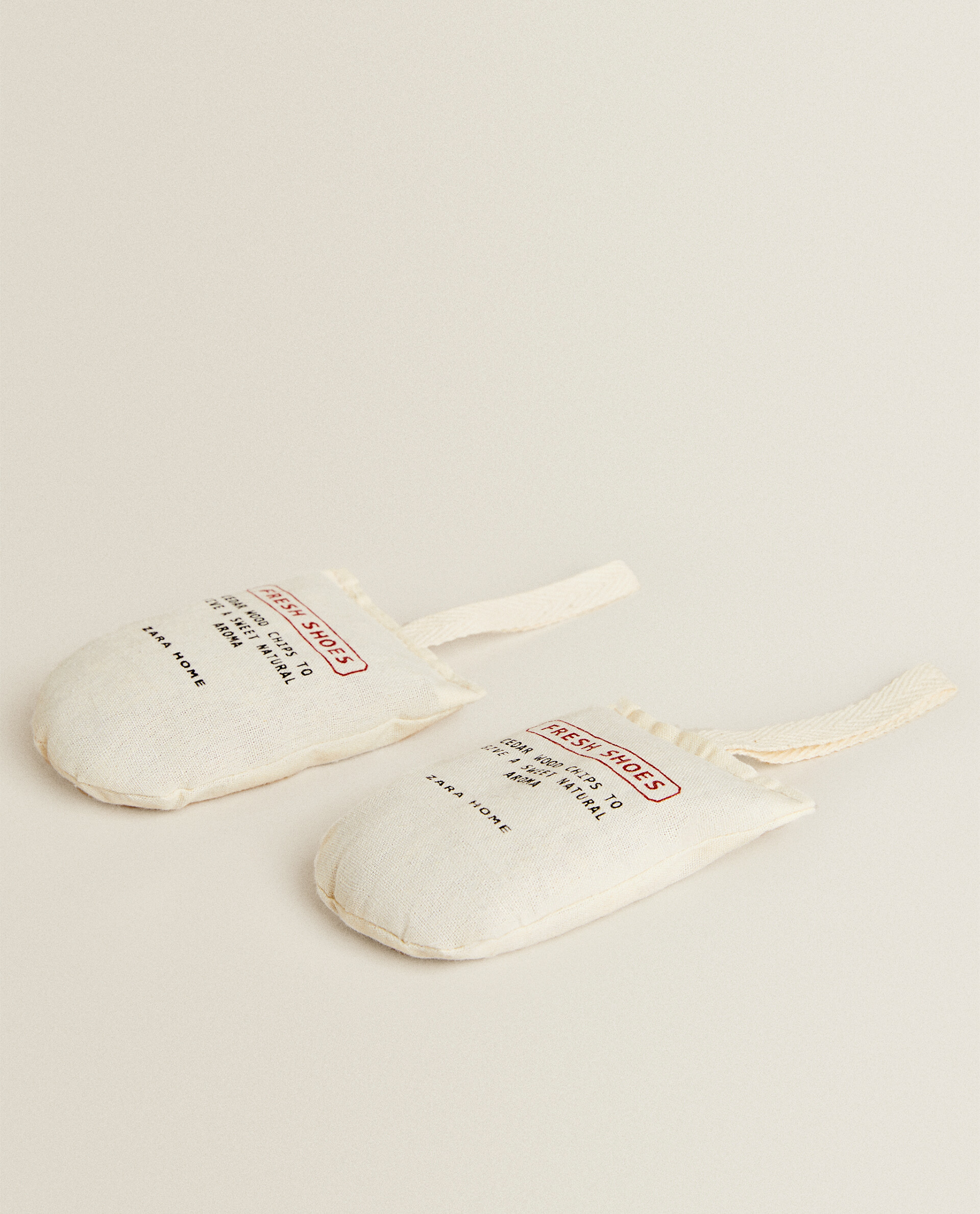 SACO APARAS CEDRO PARA SAPATOS (PACK DE 2) - CUIDADO DE ROUPA - ROUPA E  CALÇADO | Zara Home Portugal