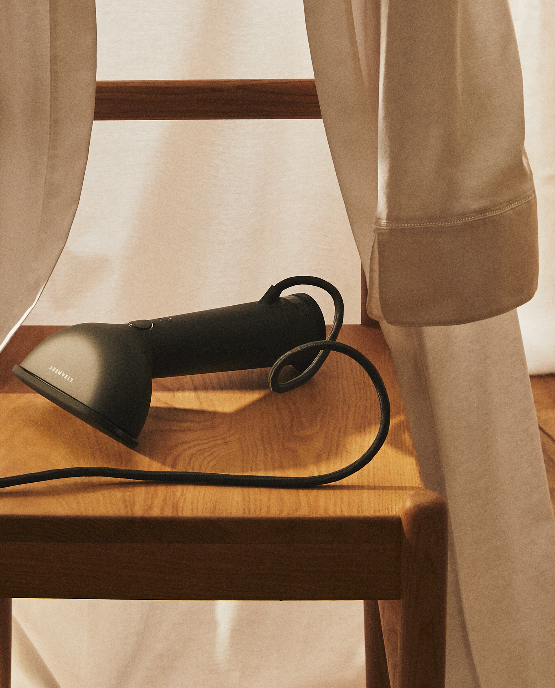 Cirrus No.2, la plancha vertical de mano para la ropa de Steamery. Plancha  vertical de mano con boquilla de acero inoxidable para el cuidado de la  ropa y accesorios. Incluye una bolsa