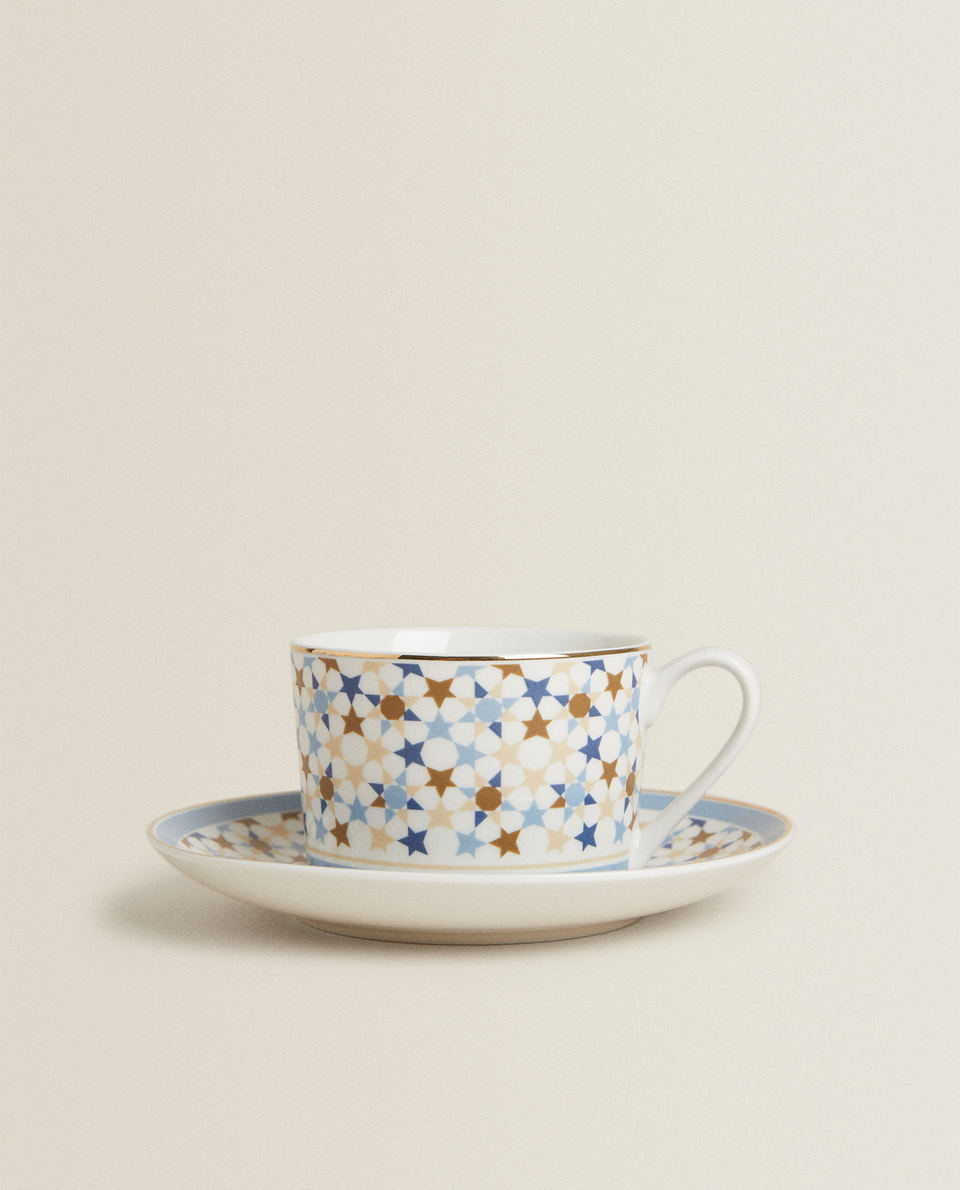 فنجان شاي مع طبق بورسلان مزينان بالفسيفساء
