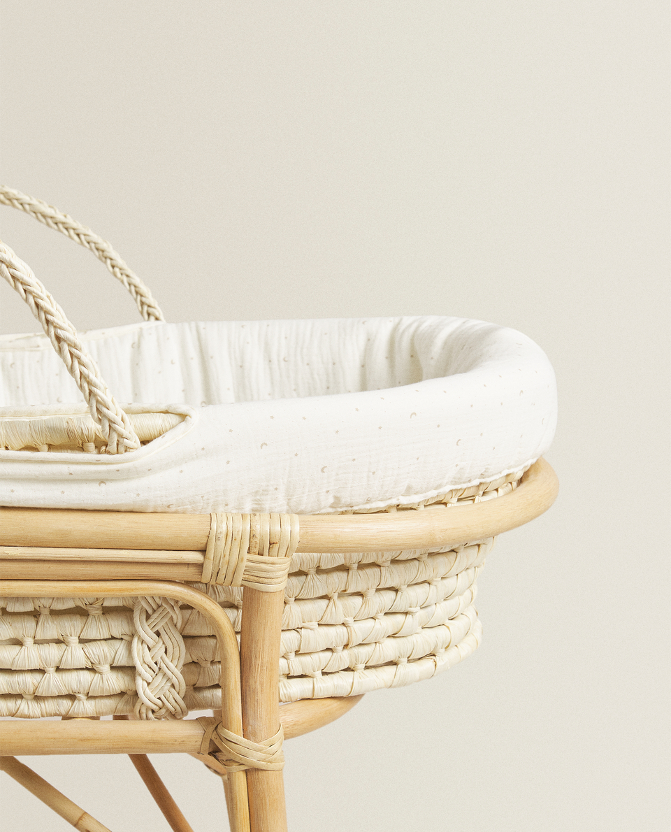 MUSLIN MOSES BASKET WITH MOONS AND STARS