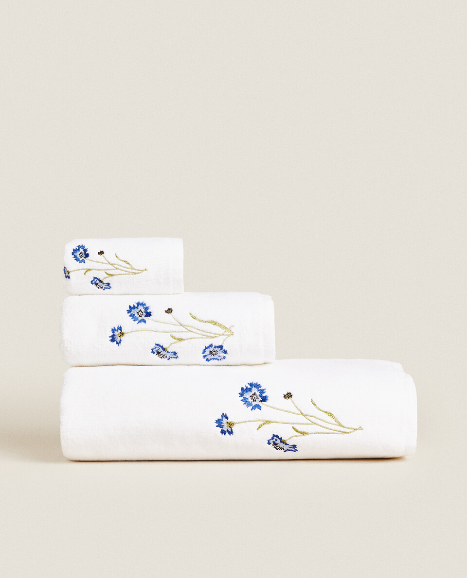 FLORAL EMBROIDERED VELOUR TOWEL