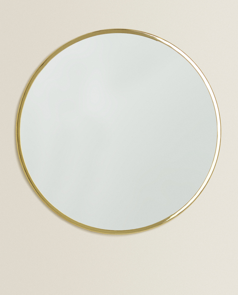 مرآة ذات إطار ذهبي اللون