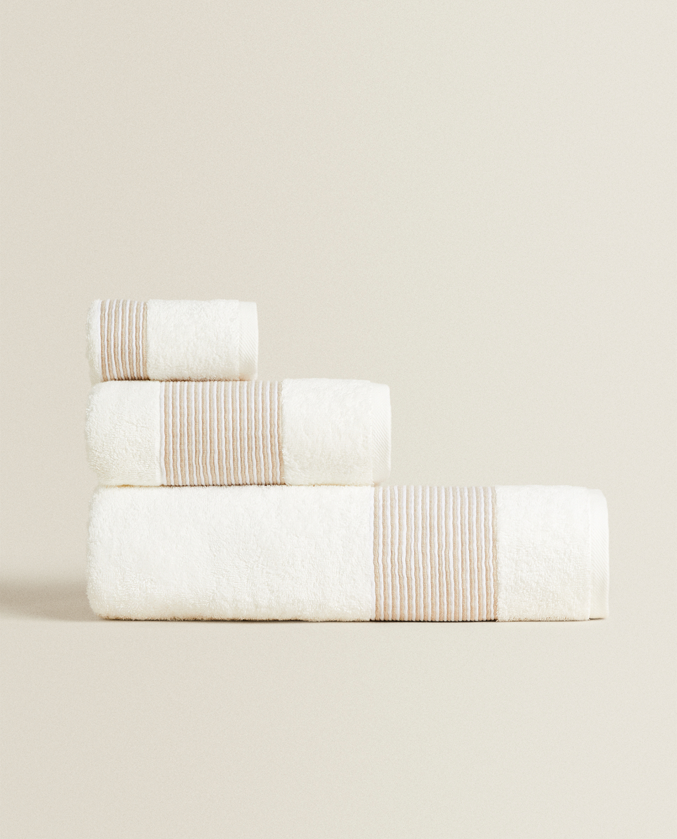 TOWEL WITH A STRIPED BORDER