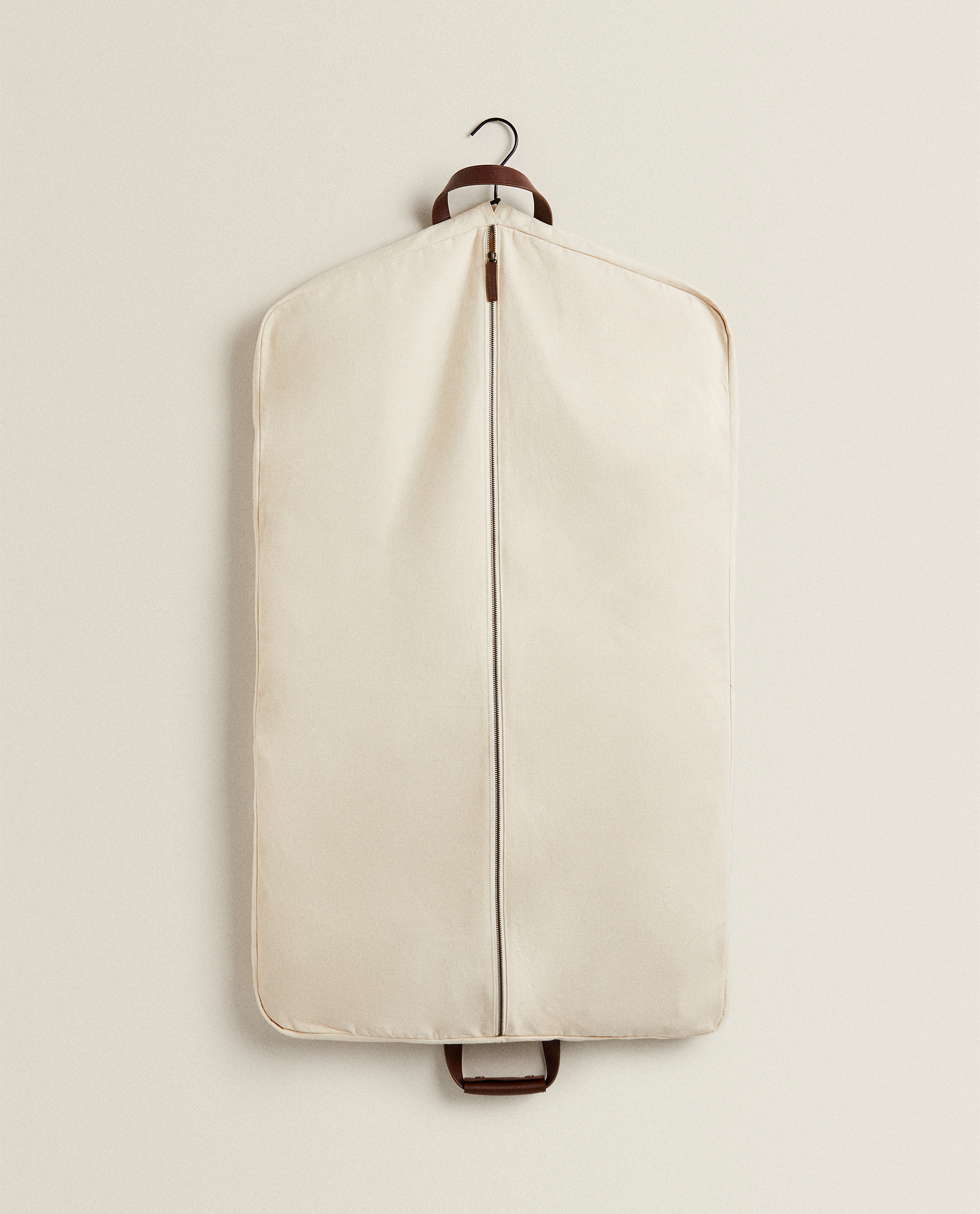 Funda de piel portatrajes de Prime Hide. Bolsa porta trajes de cuero.
