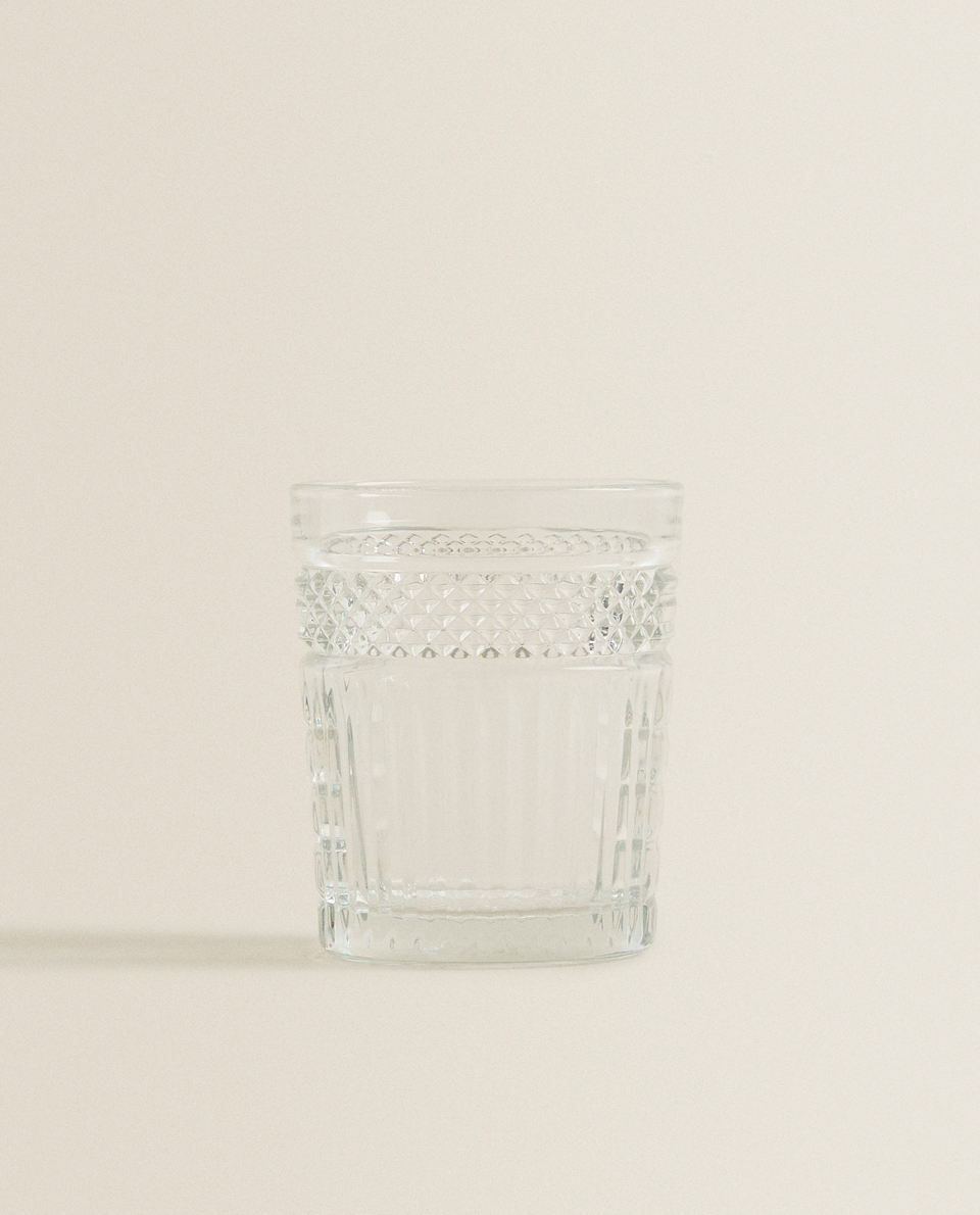 كأس من الزجاج بزينة منقوشة