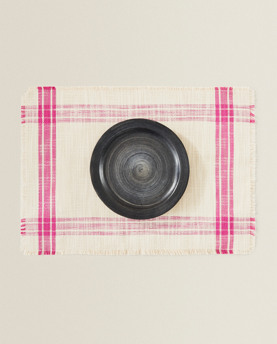 PLACEMAT WITH STRIPED BORDER