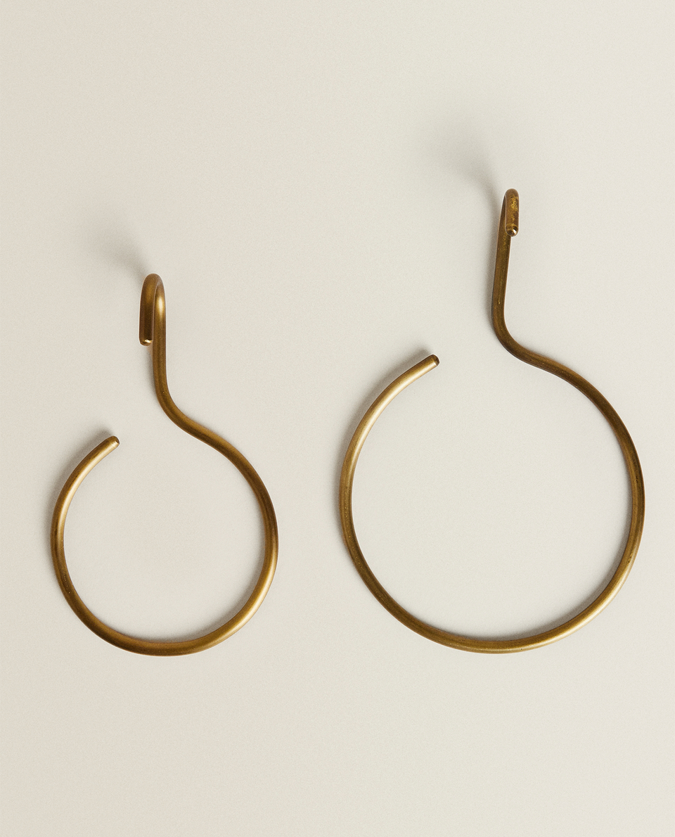 ROUND GOLD-TONED HOOK WITH ANTIQUE FINISH