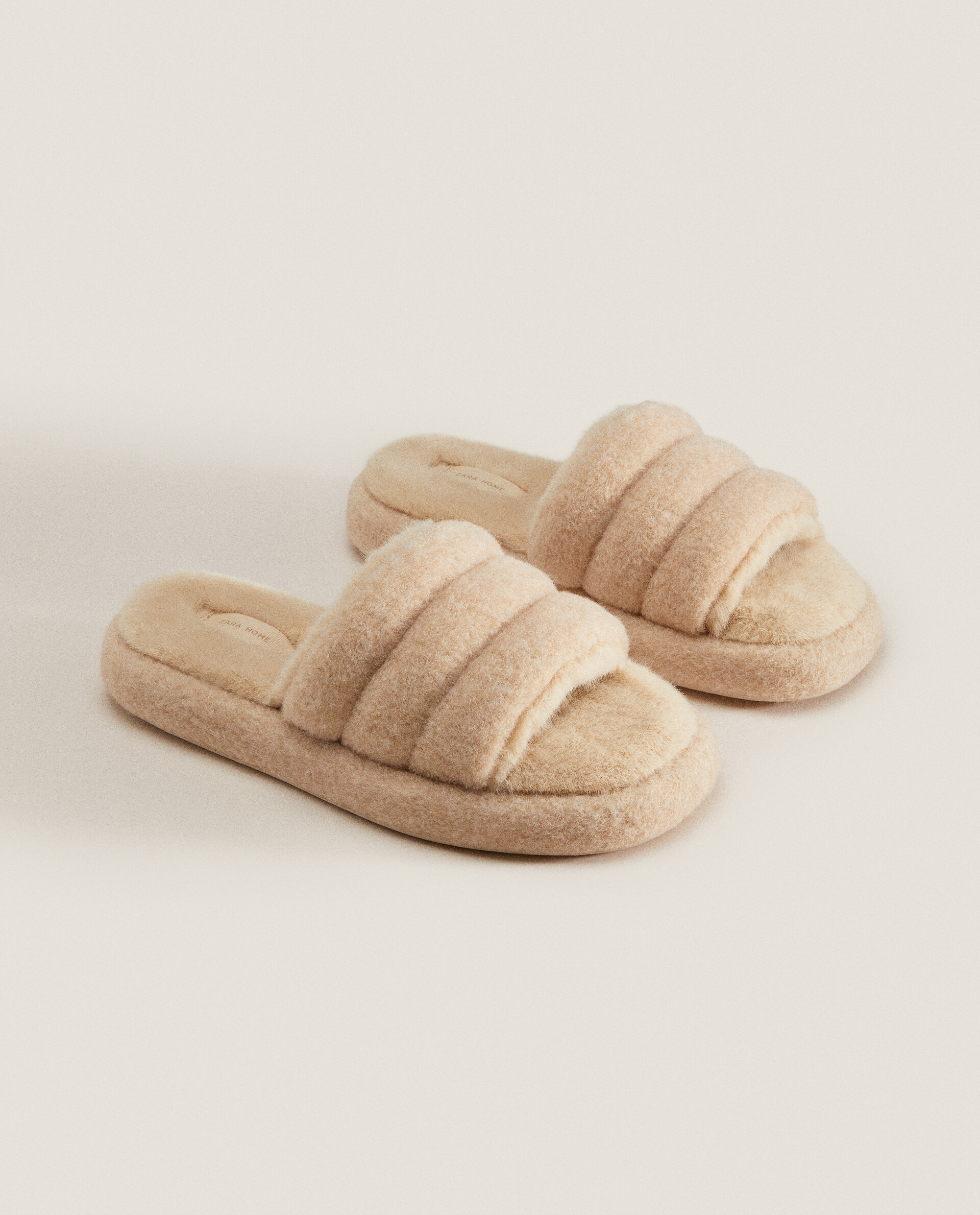 Pantoufles bout ouvert flatform matelass es V TEMENTS ET