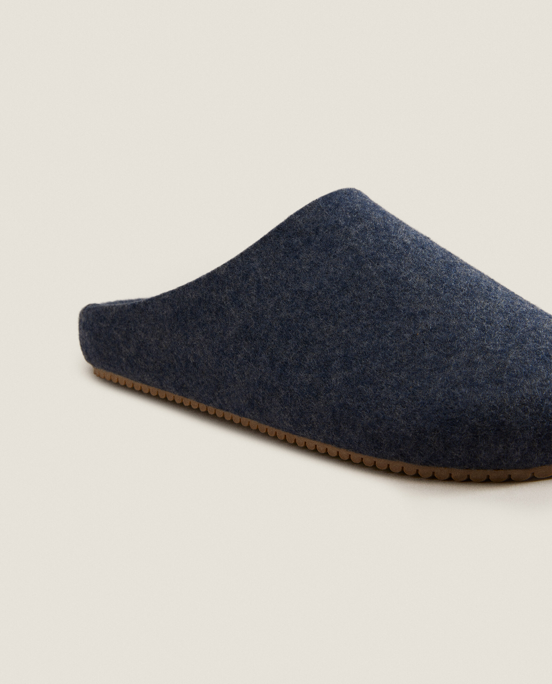 Zueco fieltro zara 2025 home