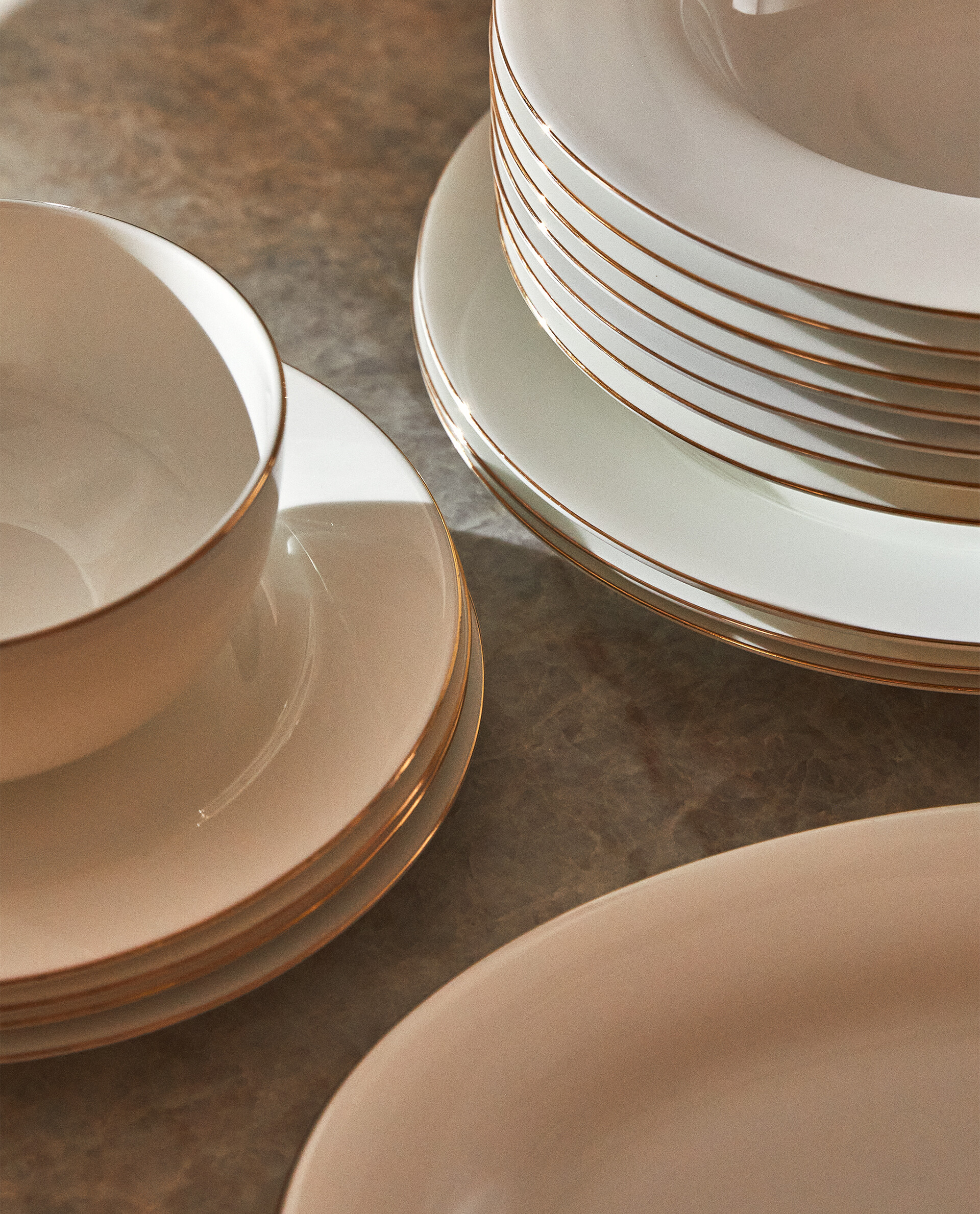 VAJILLA BONECHINA FILO DORADO