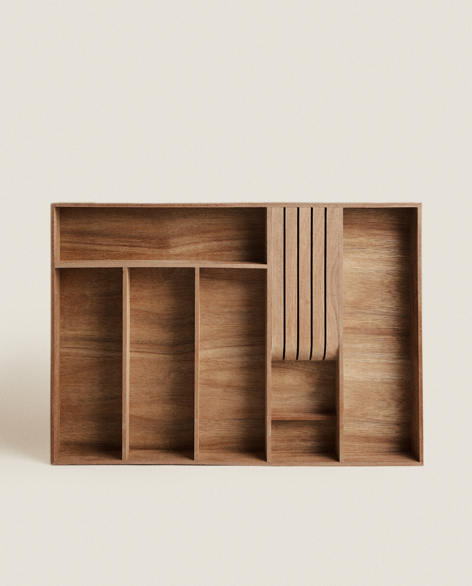 Este cubertero extensible y de madera, de Zara Home nos tiene hipnotizados