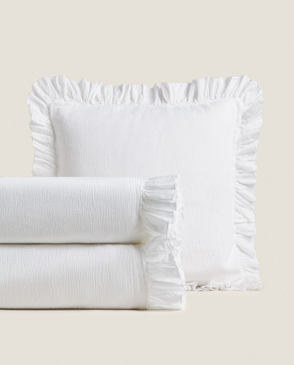 BEDSPREAD WITH PLEATED RUFFLE