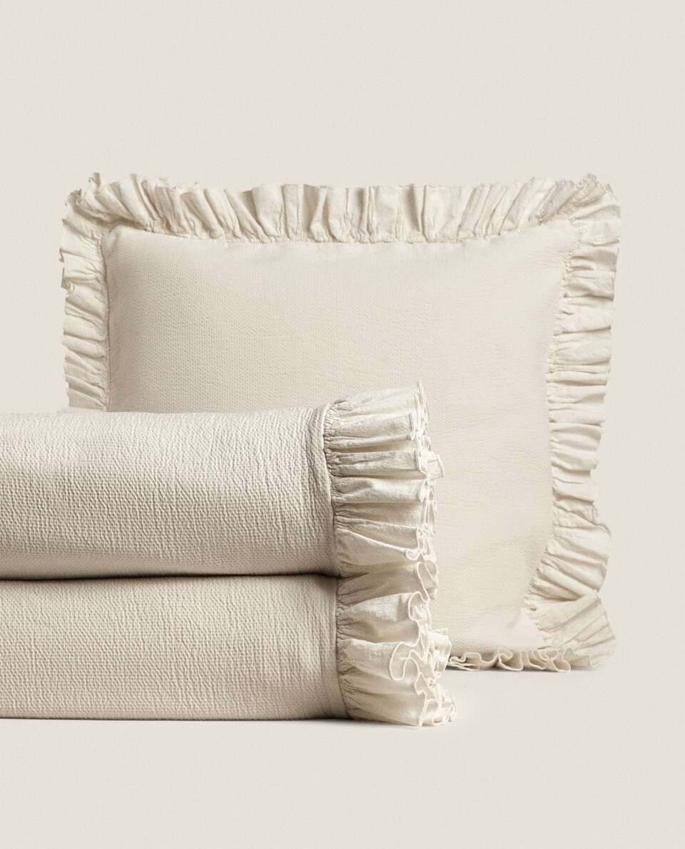 BEDSPREAD WITH PLEATED RUFFLE