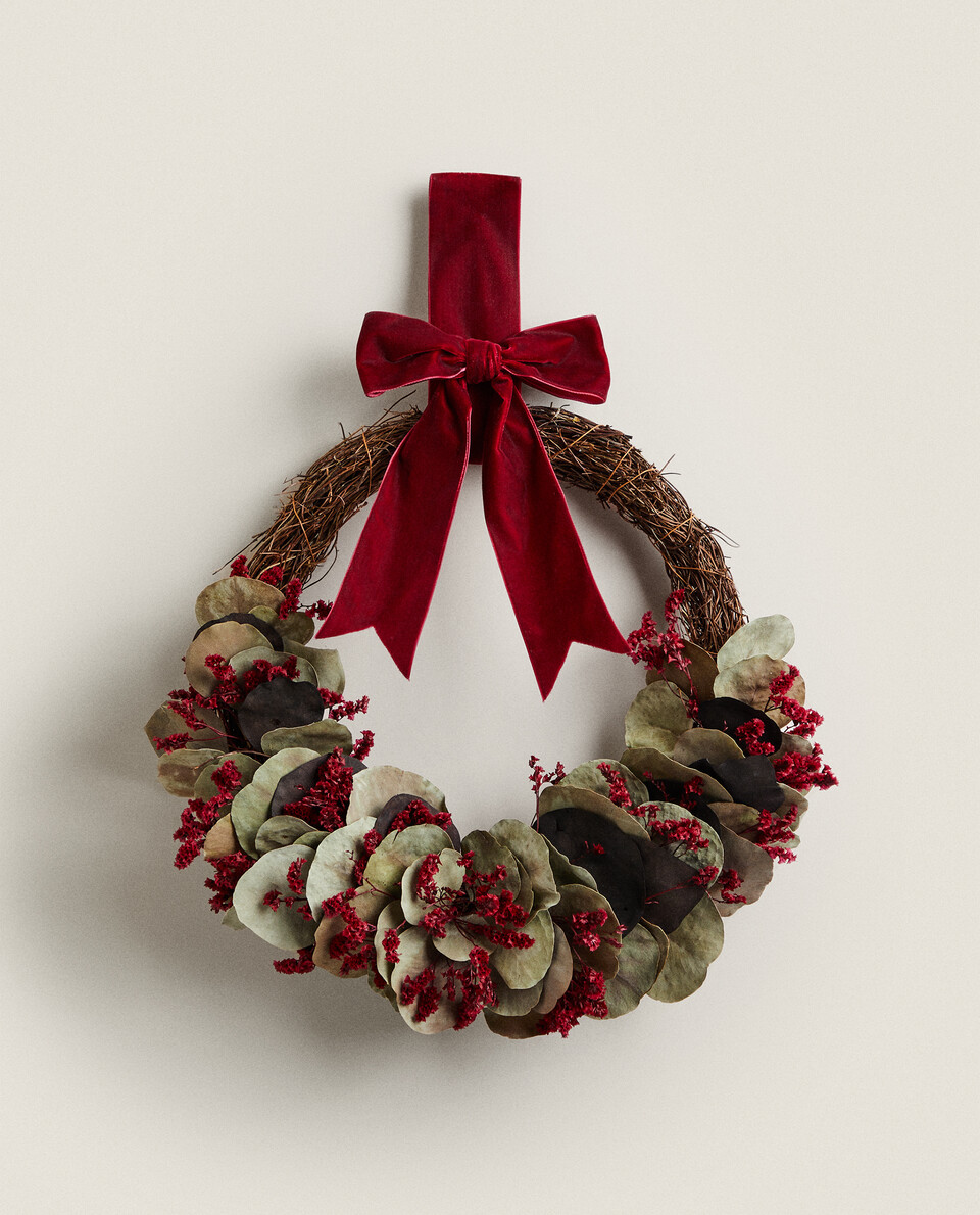 DECORATIVE CHRISTMAS WREATH WITH LEAVES AND A BOW
