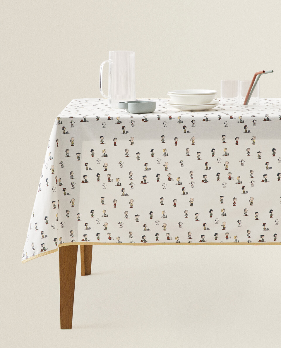 PEANUTS™ RESIN/COATED TABLECLOTH