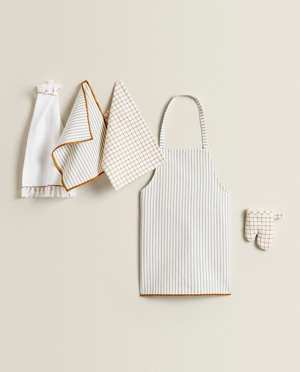 CHILDREN'S KITCHEN SET