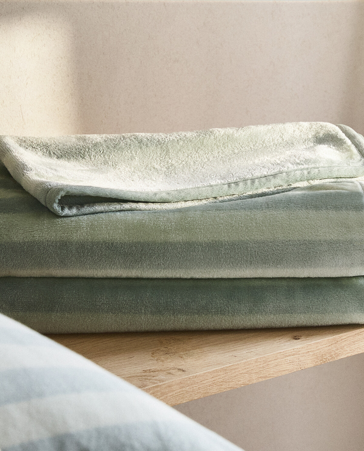 Las 10 mantas de Zara Home más calentitas para abrigarte en el sofá y ver  una peli