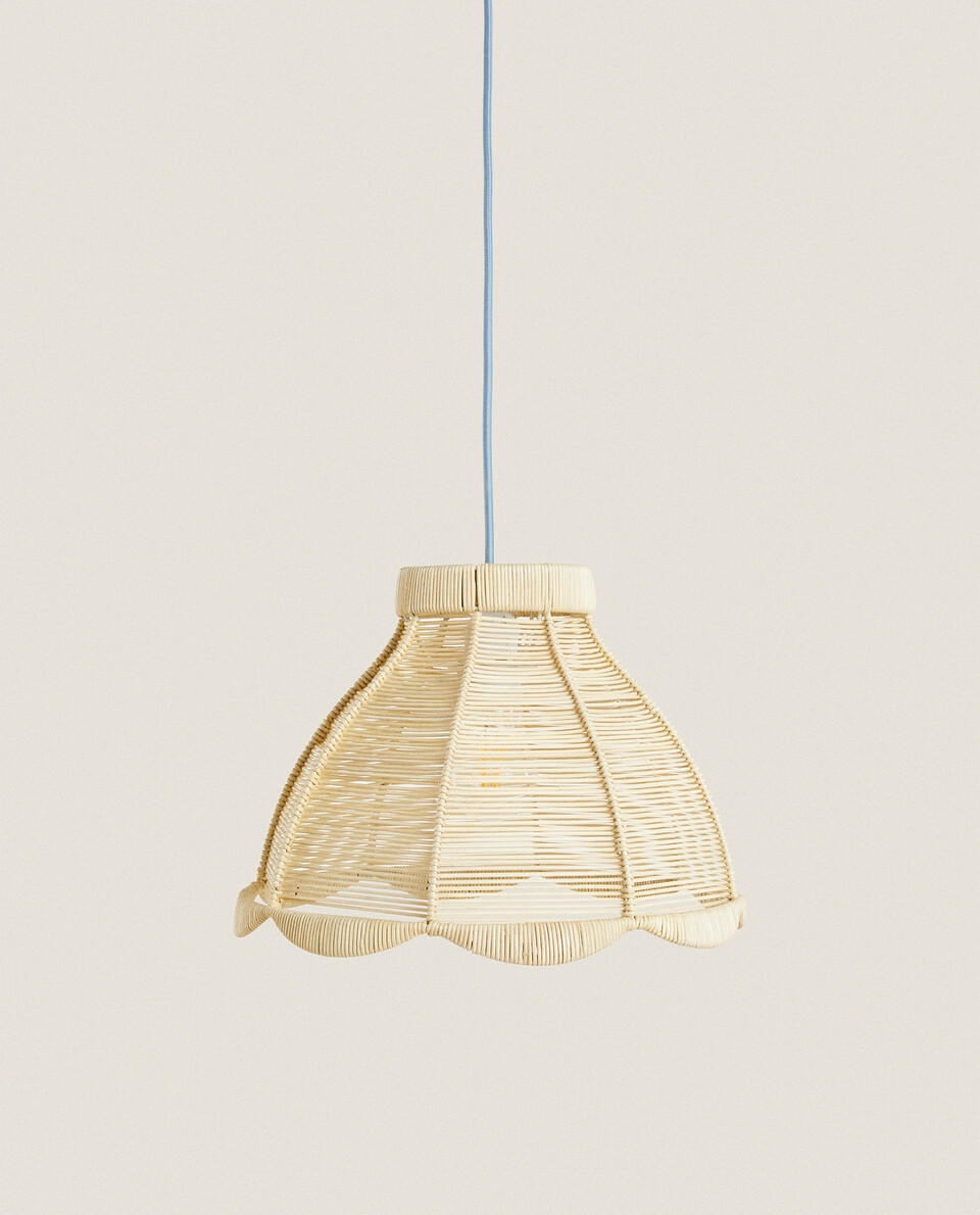 RATTAN LAMP WITH A SCALLOPED EDGE