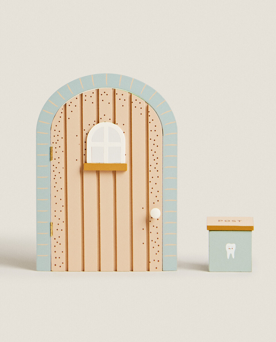 باب سحري صغير مع صندوق