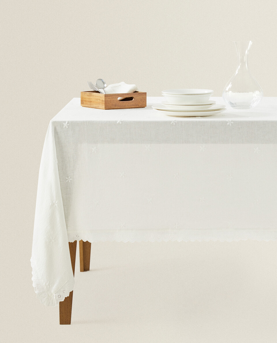 LINEN TABLECLOTH WITH LACE TRIM