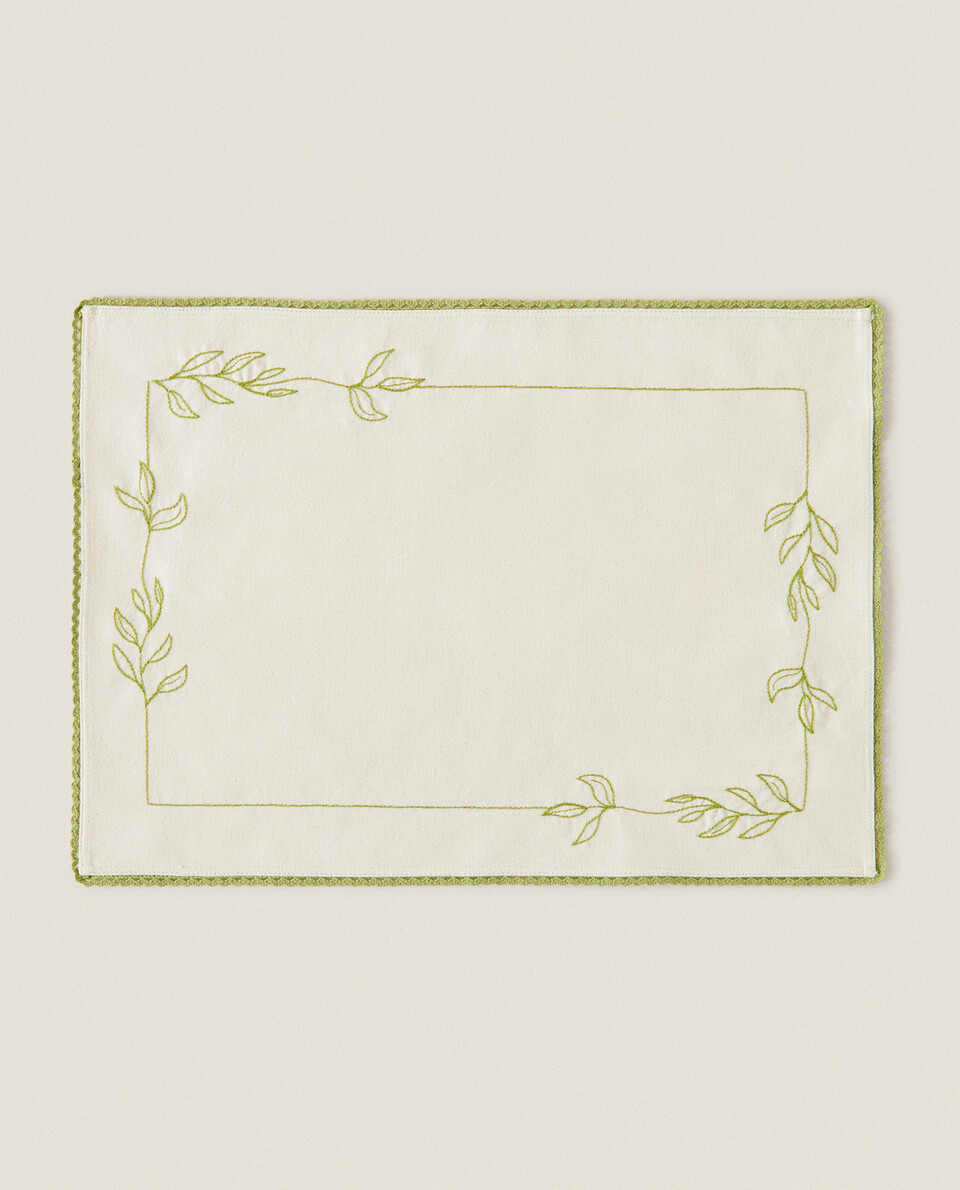 PLACEMAT WITH EMBROIDERED LEAVES