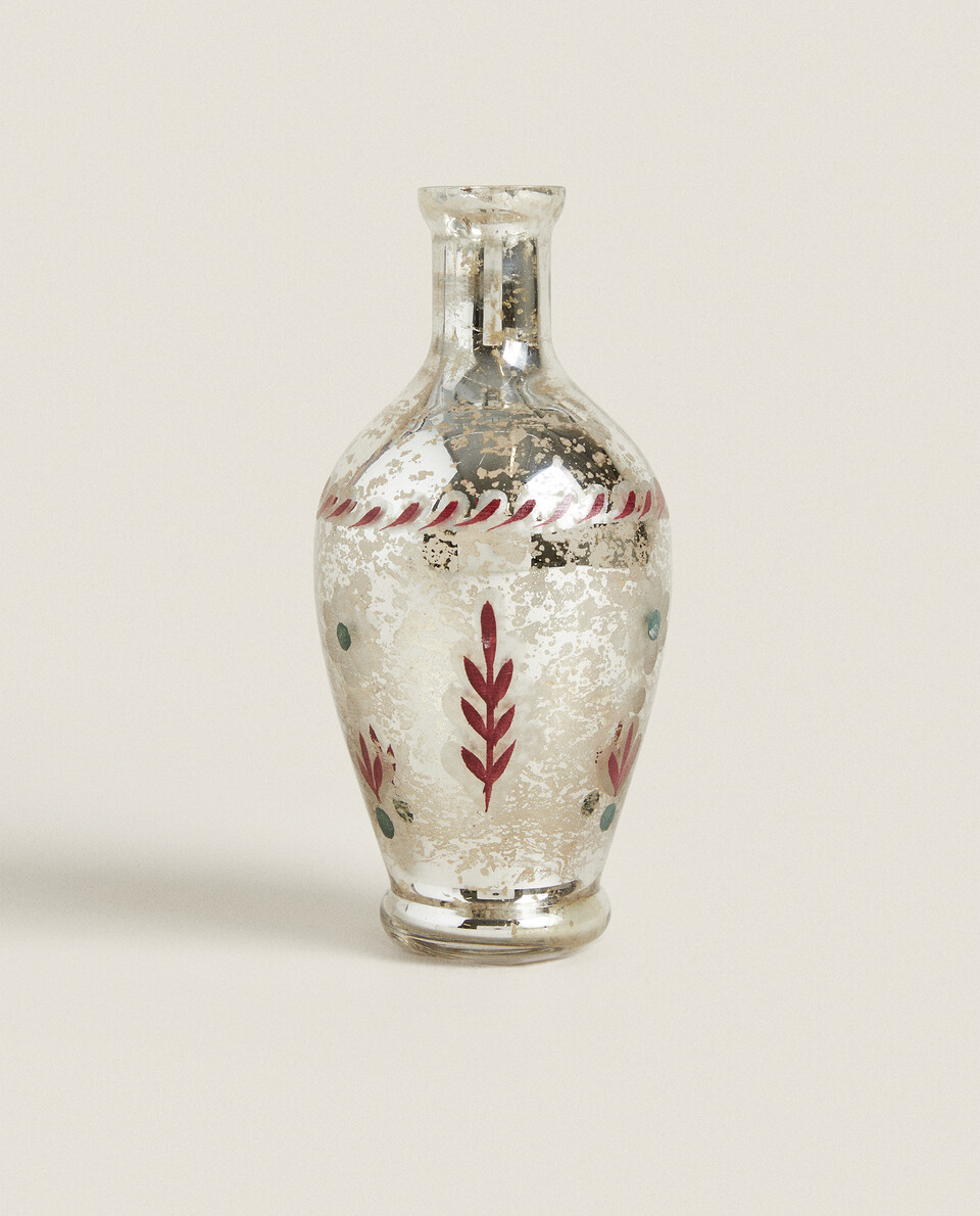 GLASS VASE WITH CHRISTMAS FLOWERS