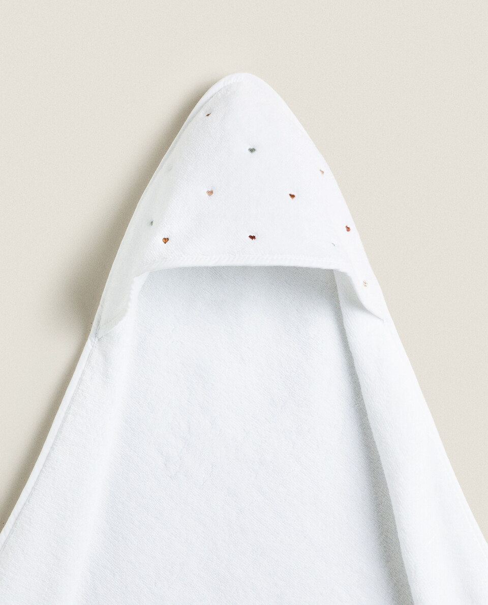 HOODED BABY TOWEL WITH EMBROIDERED HEARTS