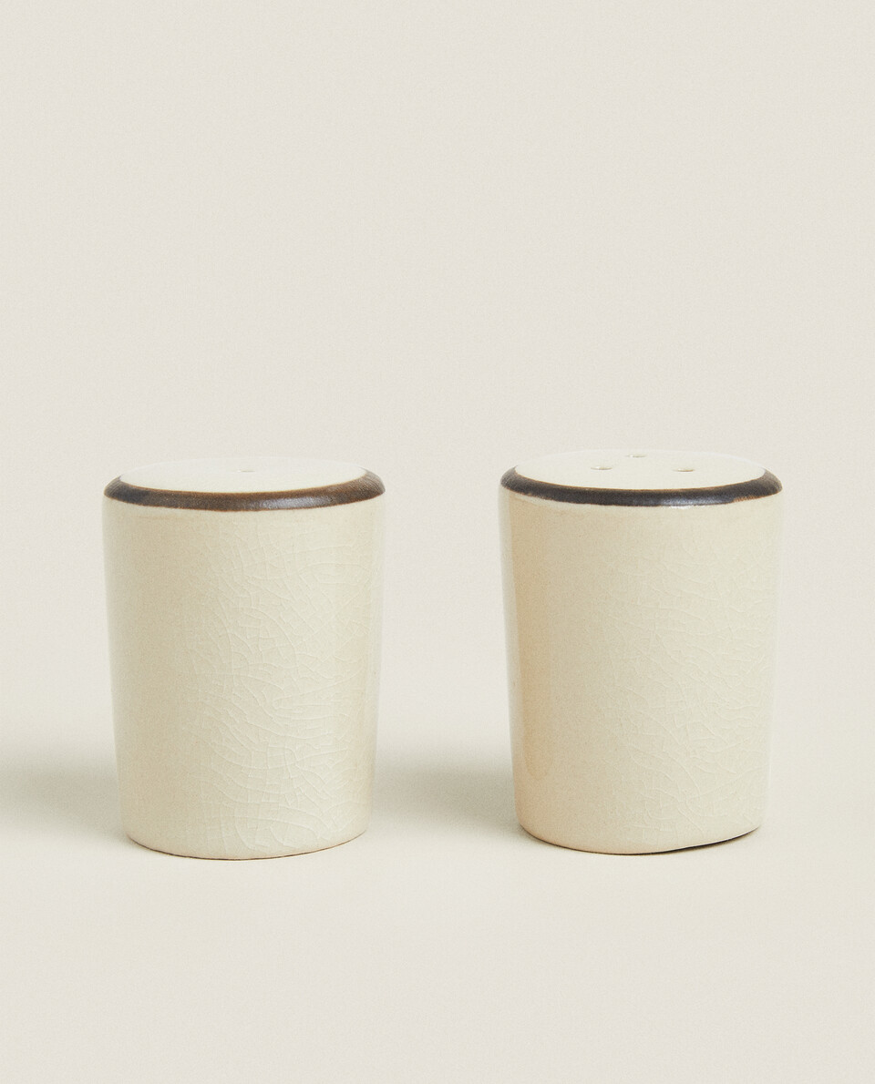 STONEWARE SALT AND PEPPER SET WITH RIM DETAIL